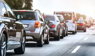 Гърци нападнаха родните магазини и бензиностанции