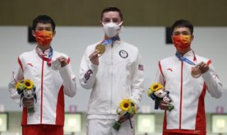 Доброволка колабира по време на връчване на медали на Олимпийските игри в Токио