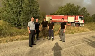 Голям пожар в Плевенско затвори пътя между две села