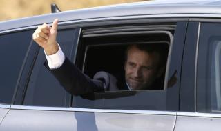 Рязък спад в доверието към френския президент