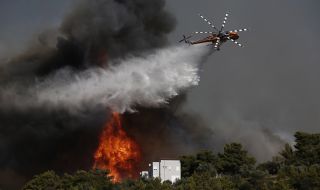 Огромен пожар гори близо до България