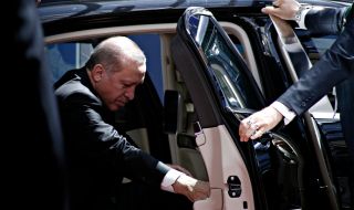 Турция на Ердоган: "Той живее като султан, докато ние се борим да оцелеем"