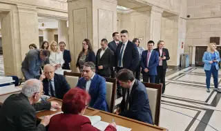 "За силна България в силна Европа": ПП-ДБ се регистрираха за изборите през април