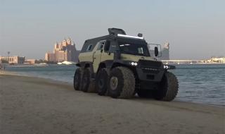 Блондинка тества бруталния руски всъдеход "Шаман 8x8" на плажа в Дубай (ВИДЕО)