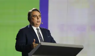 Асен Василев: Икономическите програми на ГЕРБ, БСП и Радев ни връщат към „постната пица“