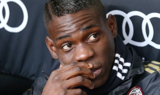 Отнеха книжката на Марио Балотели