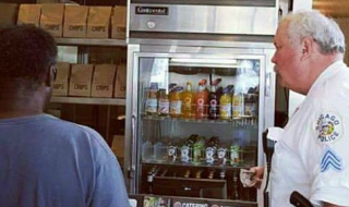 Трогателно! Полицай в Чикаго нахрани бездомник