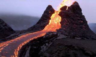 Дрон засне изригването на вулкана и прелетя над него (ВИДЕО)
