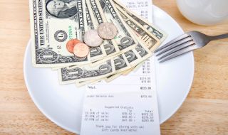 Оставиха 10 000 долара бакшиш в ресторант (СНИМКИ)