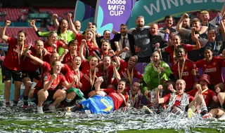 Женският отбор на Манчестър Юнайтед с исторически трофей