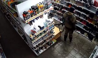 Руските войници демилитаризираха магазин с парфюми