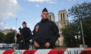 Кола се вряза във военни в Париж