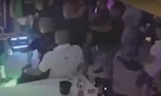 Масово сбиване между футболни фенове и полицаи в дискотека в Созопол (ВИДЕО)