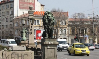 Паметникът на Лъвов мост се руши