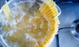 Защо спагетите не се разпадат във врящата вода? Науката отговаря