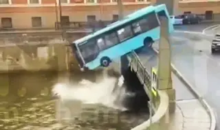 Трагичен инцидент в центъра на Санкт Петербург: автобус падна в реката, има загинали