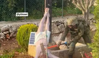 Israeli soldier smashes statue of Jesus Christ in South Lebanon with hammer VIDEO 