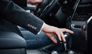 What to do if the car's automatic transmission suddenly goes into emergency mode 