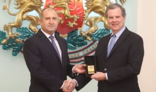 Президентът удостои с почетен знак директора на Американския еврейски комитет