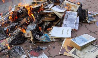 Окупаторите изгарят украински книги