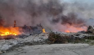 Пожар пламна в депо за строителни отпадъци в Бургас (СНИМКИ)