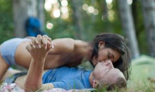 Загоряла двойка се награби насред парка въпреки ...