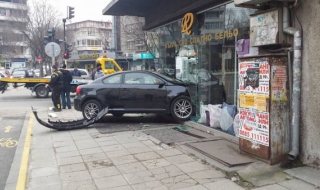 Пияна шофьорка без книжка се заби във витрина на магазин (Снимки)