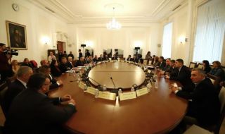 Изслушват трима министри в Комисията по отбрана за оръжейните доставки за Киев