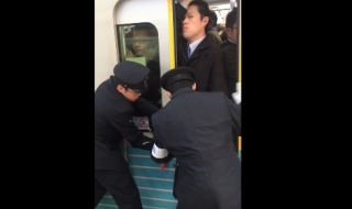 Да не ти пука от тъпкачите в метрото (видео)