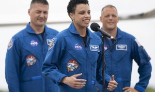 Астронавтка от МКС получи космически букет за рождения си ден