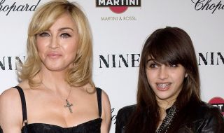 Критикуват дъщерята на Мадона заради еротичен тоалет