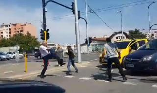 Зрелищен бой на кръстовище в София (ВИДЕО)