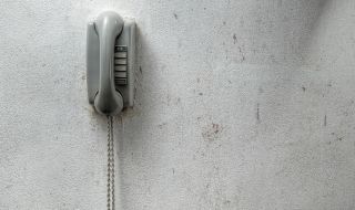 Мъж отвори стар стационарен телефон в новия си апартамент и се ужаси (ВИДЕО)