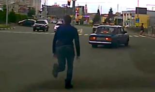 Мъж догони и спря такси с припаднал шофьор (ВИДЕО)
