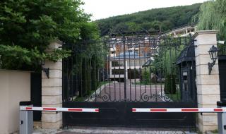 Демократична България и гардове на Пеевски в сблъсък край хотел Берлин