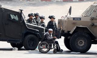 Еврейски заселници напръскаха с лютив спрей израелски войници на Западния бряг