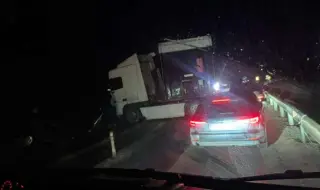 Тир се завъртя и блокира движението край Лютиброд