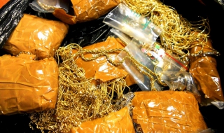 1,5 кг. злато в сутиените на три българки