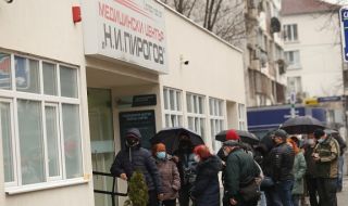 Отново опашки за ваксини пред "Пирогов"