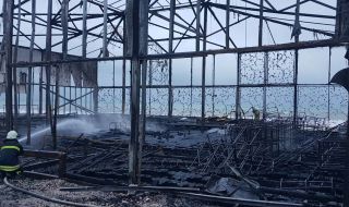 Пожар унищожи бившата дискотека „Планета“ в Бургас (СНИМКИ)