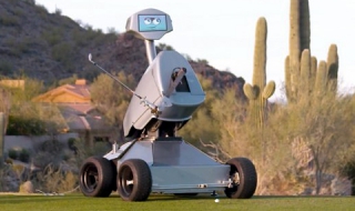 Вижте уникалния удар на робот-голфър