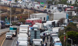 Няма бедстващи сред блокираните български превозвачи край Дувър