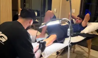 Карлос Алкарас си татуира кенгуру