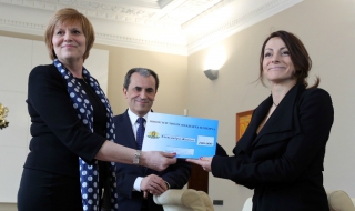 Жекова получи чек за 100 хил. лева от държавата