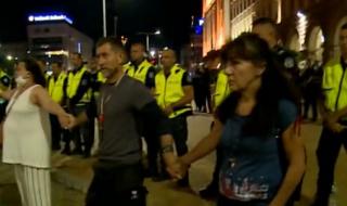 Полицаите свалиха шлемовете, пяха "Мила Родино" с протестиращите