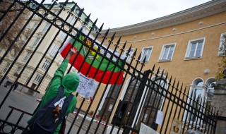 Студентите окупатори чакат щурм на Ректората