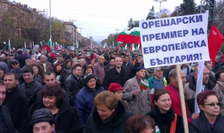 В деня на протести и мачове - кой кого?