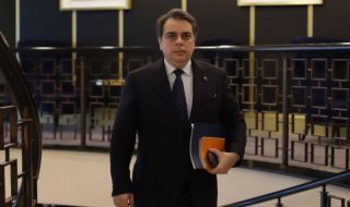 Асен Василев не успя да гласува, заличен е от избирателния списък