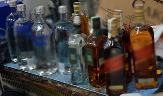 Гръцката полиция разби схема за внос на нелегален алкохол от България, арестувани са 21 