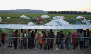 Стотици бежанци в Гърция се отправиха към македонската граница